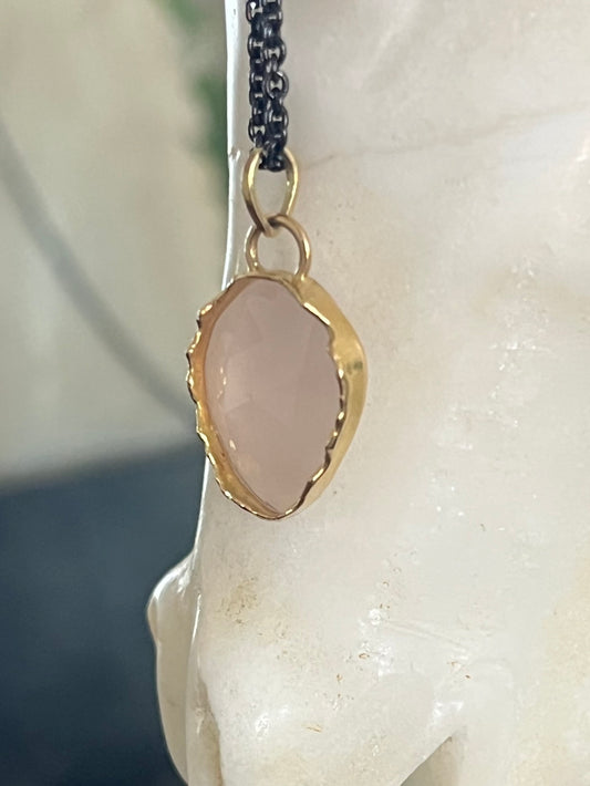 ROSE QUARTZ GOLD PENDANT
Close up shot that shows side view of a Delicately pink oval shaped rose- cut Rose Quartz is set in a handmade 18kt repurposed yellow gold bezel pendant. It hangs perfectly on an 18" blackened sterling silver chain.