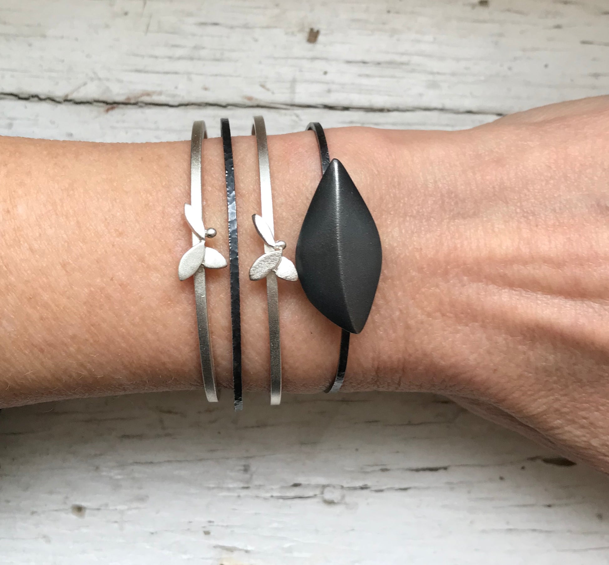 Our sterling silver Flora Leaf Bracelet is simple and minimalistic in design. A hidden clasp underneath the leaf is easy to open and creates a completed look.

If you prefer gold, check out her 18kt yellow gold big sister.
