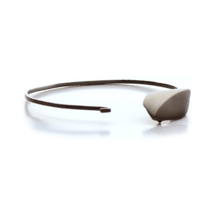 Our sterling silver Flora Leaf Bracelet is simple and minimalistic in design. A hidden clasp underneath the leaf is easy to open and creates a completed look.

If you prefer gold, check out her 18kt yellow gold big sister.